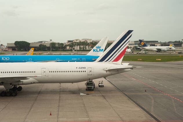 06 12 2019, Singapore, Republic of Singapore, Asia Two Air France and KLM Boeing 777 300 ER passenger aircraft parked at Changi Airport Both airlines are members of the SkyTeam airline alliance