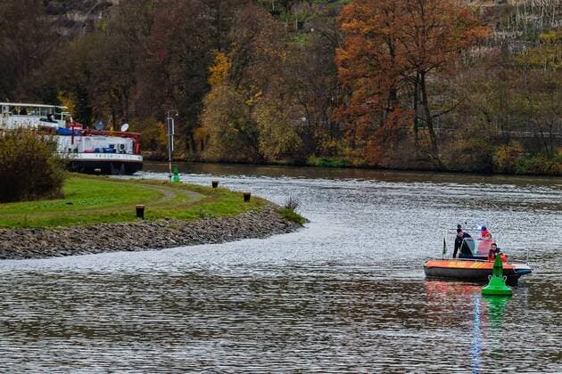 Symbolbilder Personensuche Wasserretter des DLRG im Einsatz 27.11.2019: Ein Rettungsboot der DLRG mit Einsatzkräften in Einsatzkleidung auf einem Fluss namens Neckar zu einer Personensuche. Schriftzug DLRG ist zu lesen das Blaulicht leuchtet. Ein Binnenschiff nähert sich von hinten. Ludwigsburg Baden-Württemberg Deutschland *** Symbol images Person search Water rescuers of the DLRG in action 27 11 2019 A DLRG lifeboat with rescue workers in operational clothing on a river called Neckar to a person search Lettering DLRG can be read the blue light is on A barge is approaching from behind Ludwigsburg Baden Württemberg Germany
