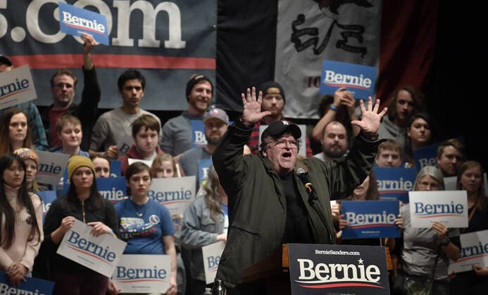 Bilder des Jahres 2020, News 01 Januar News Themen der Woche KW04 News Bilder des Tages Film maker and activist Michael Moore make remarks on behalf of Democratic presidential candidate for 2020 Vermont Sen. Bernie Sanders during a campaign rally in Ames, Iowa, Saturday, January 25, 2020. Candidates continue to campaign ahead of Iowa s first-in-the-nation-caucuses on February 3.  IAP20200125510 MIKExTHEILER