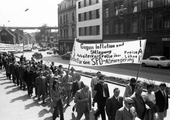 Maidemonstrationen mit Willy Brandt 1971 DEU, Deutschland, Dortmund: Im Mittelpunkt der Maidemonstrationen des Deutschen Gewerkschaftsbundes ( DGB) in Dortmund am 1.5.1971 stand der Bundeskanzler Willy Brandt und seine Politik der Ostvertraege. DEU, Germany, Dortmund: The focus of the May Day demonstrations of the German Trade Union Federation ( DGB) in Dortmund on 1 May 1971 was the Federal Chancellor Willy Brandt and his policy on the Eastern Treaties. NRW