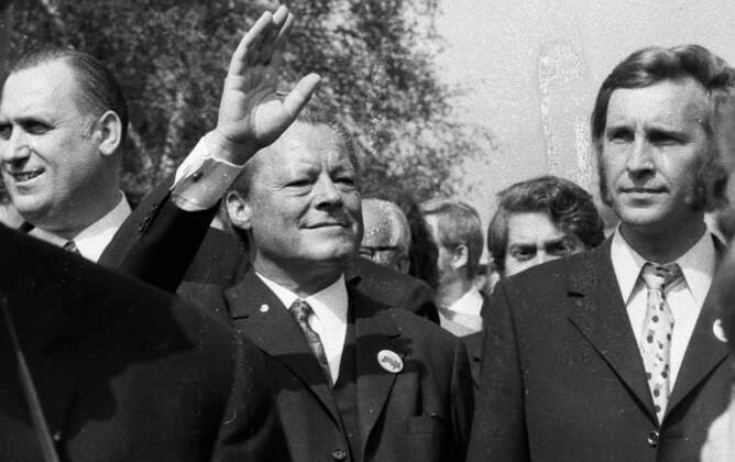 Maidemonstrationen mit Willy Brandt 1971 DEU, Deutschland, Dortmund: Im Mittelpunkt der Maidemonstrationen des Deutschen Gewerkschaftsbundes ( DGB) in Dortmund am 1.5.1971 stand der Bundeskanzler Willy Brandt und seine Politik der Ostvertraege. DEU, Germany, Dortmund: The focus of the May Day demonstrations of the German Trade Union Federation ( DGB) in Dortmund on 1 May 1971 was the Federal Chancellor Willy Brandt and his policy on the Eastern Treaties. NRW