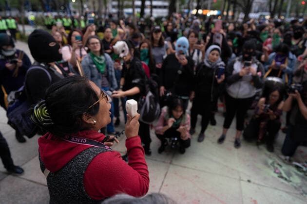 January 25, 2020, Mexico City, Distrito Federal, Mexico: Mother to a murdered female activist speaks to the women during the march..Hundreds of women attended the first feminist march of 2020 in Mexico City surrounded by hundreds of female police officers. The women used paint, fire to threaten police and men who came close to them. The women were campaigning for change in Mexico. The march was for female activists who had been assassinated, specifically Isabel Cabanillas and Yunuen L pez S¡nchez. Mexico City Mexico - ZUMAs197 20200125_zab_s197_024 Copyright: xLexiexHarrison-Crippsx
