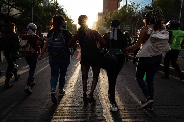 January 25, 2020, Mexico City, Distrito Federal, Mexico: Women join arms to keep men and police away during the march..Hundreds of women attended the first feminist march of 2020 in Mexico City surrounded by hundreds of female police officers. The women used paint, fire to threaten police and men who came close to them. The women were campaigning for change in Mexico. The march was for female activists who had been assassinated, specifically Isabel Cabanillas and Yunuen L pez S¡nchez. Mexico City Mexico - ZUMAs197 20200125_zab_s197_022 Copyright: xLexiexHarrison-Crippsx