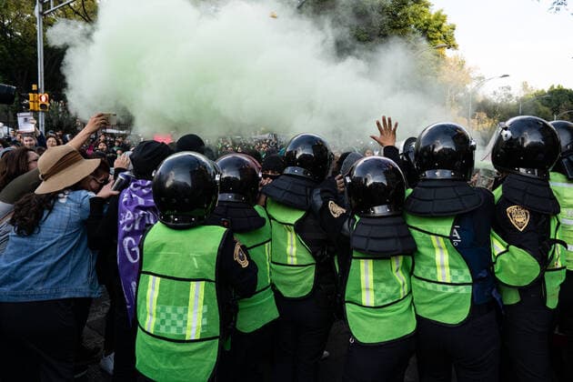January 25, 2020, Mexico City, Distrito Federal, Mexico: Female police officers attempt to hold back activists while spraying green gas during the march..Hundreds of women attended the first feminist march of 2020 in Mexico City surrounded by hundreds of female police officers. The women used paint, fire to threaten police and men who came close to them. The women were campaigning for change in Mexico. The march was for female activists who had been assassinated, specifically Isabel Cabanillas and Yunuen L pez S¡nchez. Mexico City Mexico - ZUMAs197 20200125_zab_s197_023 Copyright: xLexiexHarrison-Crippsx