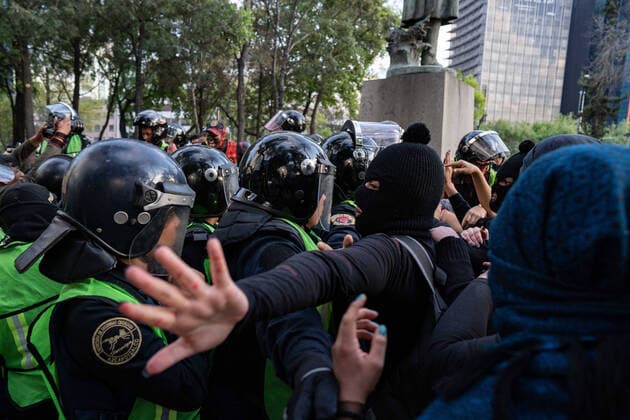 January 25, 2020, Mexico City, Distrito Federal, Mexico: Police push back activists as they attempt to vandalise a monument during the march..Hundreds of women attended the first feminist march of 2020 in Mexico City surrounded by hundreds of female police officers. The women used paint, fire to threaten police and men who came close to them. The women were campaigning for change in Mexico. The march was for female activists who had been assassinated, specifically Isabel Cabanillas and Yunuen L pez S¡nchez. Mexico City Mexico - ZUMAs197 20200125_zab_s197_020 Copyright: xLexiexHarrison-Crippsx