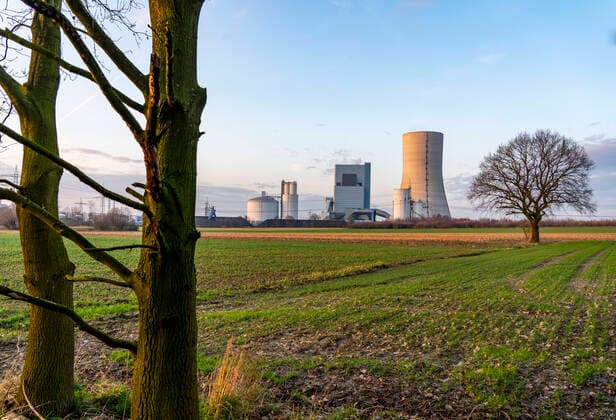 Das Steinkohlekraftwerk Datteln 4, betrieben von Uniper, am Dormtund-Ems-Kanal, es soll, nach dem Kohlekompromiss, im Sommer 2020 ans Netz gehen, Datteln, Deutschland *** The hard coal-fired power plant Datteln 4, operated by Uniper, on the Dormtund Ems canal, is to be connected to the grid in summer 2020, Datteln, Germany