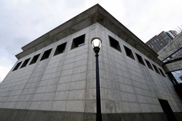 Architektur von Kevin Roche January 26, 2020, New York, United States: An Exterior view of the Museum of Jewish Heritage A Living Memorial To The Holocaust in lower Manhattan..The Museum of Jewish Heritage, A Living Memorial to the Holocaust is New York™s contribution to the global responsibility to never forget. The Museum is committed to the crucial mission of educating diverse visitors about Jewish life before, during, and after the Holocaust. As a place of memory, the Museum enables Holocaust survivors to speak through recorded testimony and draws on rich collections to illuminate Jewish history and experience. As a public history institution, it offers intellectually rigorous and engaging exhibitions, programs, and educational resources..The Museum protects the historical record and promotes understanding of Jewish heritage. It mobilizes memory to teach t - ZUMAs197 20200126_zaa_s197_273 Copyright: xJohnxLamparskix