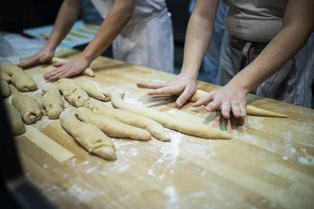 Zwei Baecker rollen Teig aus, aufgenommen in Berlin, 24.01.2020. Berlin Deutschland *** Two bakers roll out dough, recorded in Berlin, 24 01 2020 Berlin Germany Copyright: xFlorianxGaertner photothek.netx