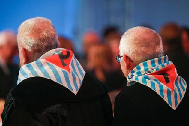 News Bilder des Tages OSWIECIM, POLAND - JANUARY 27, 2020: Participants in a remembrance ceremony for the Holocaust victims during events commemorating the 75th anniversary of liberation of the former Auschwitz concentration camp operated by Nazi Germany during WWII, by the Soviet Red Army. Over a million Jews, as well as Soviet and Polish prisoners, were killed in the camp s gas chambers to be burnt in crematoria. Auschwitz was liberated by the Soviet Red Army on 27 January 1945; in 1947, the Polish government founded the Auschwitz-Birkenau State Museum on the site of the camp, which in 1979 was inscribed on the UNESCO World Heritage Site List. In 2005, January 27 was named International Holocaust Remembrance Day by the General Assembly of the United Nations. Natalia Fedosenko TASS  TS0CBE8A