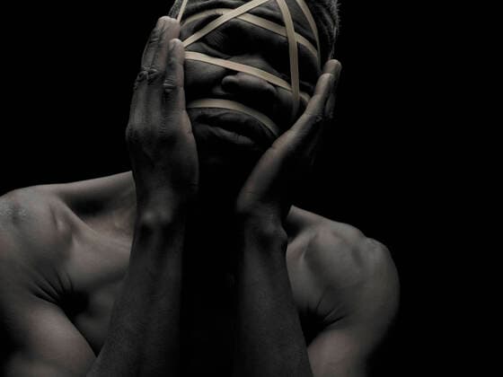 Man with Face Wrapped in Elastics  Copyright: xMichaelxMeyersfeld xGreatstockx AB-023-0001G