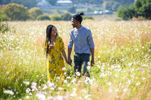 IMAGO Creative, Ostern, Bräuche, Osterspaziergang Couple holding hands walking in field  Copyright: xGreatstockx PE-008-0420G