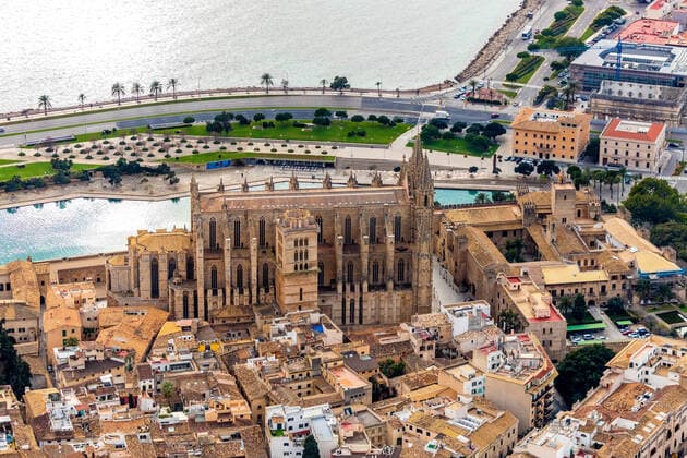 Aerial view, local view, Santa Iglesia Catedral de Mallorca, Cathedral of Palma, Palau Reial de L Almudaina, Royal Palace, Canamunt, Palma, Mallorca, Balearic Islands, Spain, Europe ATTENTIONxMINDESTHONORARX60xEURO