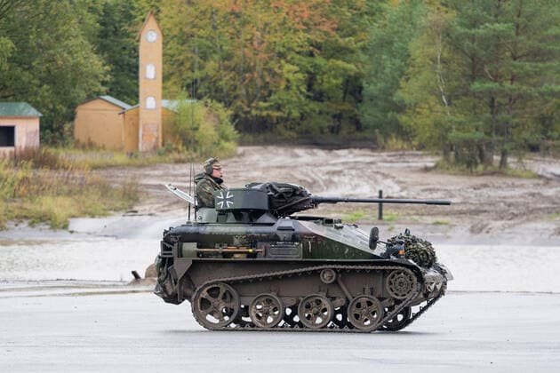 Besuchertag der Informationslehrübung Landoperationen 2019 in Munster und Bergen - Heer der Bundeswehr - gepanzertes Kettenfahrzeug Wiesel;Besuchertag der Informationslehrübung Landoperationen 2019 in Munster und Bergen - Heer der Bundeswehr -, Munster Niedersachsen Deutschland Übungsgelände Munster und Berg *** Visitors Day of the Information Training Exercise on Land Operations 2019 in Munster and Bergen German Army Armoured Tracked Vehicle Wiesel Visitors Day of the Information Training Exercise on Land Operations 2019 in Munster and Bergen German Army, Munster Lower Saxony Germany Training Area Munster and Berg