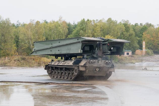 Besuchertag der Informationslehrübung Landoperationen 2019 in Munster und Bergen - Heer der Bundeswehr - Brückenlegepanzer Bieber - Panzer - Brückenleger;Besuchertag der Informationslehrübung Landoperationen 2019 in Munster und Bergen - Heer der Bundeswehr -, Munster Niedersachsen Deutschland Übungsgelände Munster und Berg *** Visitors Day of the Information Training Exercise Land Operations 2019 in Munster and Bergen Army of the German Army Army Army Brückenlegepanzer Bieber Panzer Brückenleger Visitors Day of the Information Training Exercise Land Operations 2019 in Munster and Bergen Army of the German Army , Munster Lower Saxony Germany Training Area Munster and Berg