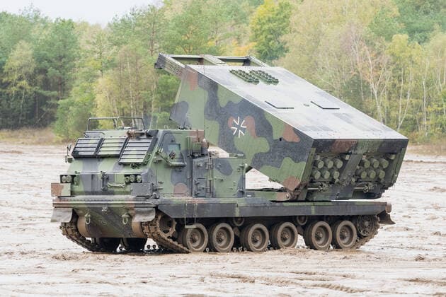 Besuchertag der Informationslehrübung Landoperationen 2019 in Munster und Bergen - Heer der Bundeswehr - Raketenwerfer MARS-II - Mittleres Artillerieraketensystem -Artillerie;Besuchertag der Informationslehrübung Landoperationen 2019 in Munster und Bergen - Heer der Bundeswehr -, Munster Niedersachsen Deutschland Übungsgelände Munster und Berg *** Visitors Day of the Information Training Exercise Land Operations 2019 in Munster and Bergen German Armed Forces Army Rocket Launcher MARS II Medium Artillery Rocket System Artillery Visitors Day of the Information Training Exercise Land Operations 2019 in Munster and Bergen German Armed Forces , Munster Lower Saxony Germany Training Area Munster and Berg