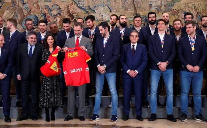 Spanish King Felipe VI (4L) and Queen Letizia (3L) of Spain receive the jerseys of the Spanish national handball team during an audience held at Zarzuela Palace in Madrid, Spain, 28 January 2020. Spanish national handball team won the Euro Handball 2020 Championships final against Croatia, 26 January 2020. Spanish PM receives Spanish National handball team !ACHTUNG: NUR REDAKTIONELLE NUTZUNG!  Copyright: xZipix GRAF095 20200128-637158191165835966