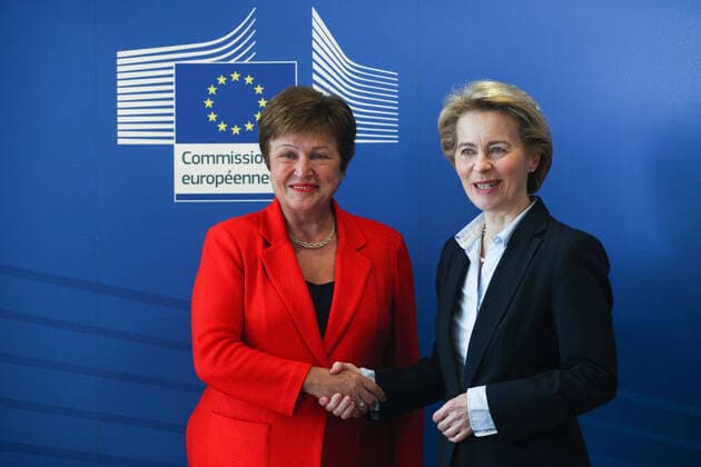 (200128) -- BRUSSELS, Jan. 28, 2020 -- International Monetary Fund (IMF) Managing Director Kristalina Georgieva (L) and European Commission President Ursula von der Leyen shake hands at the EU headquarters in Brussels, Belgium, Jan. 28, 2020. European Commission President Ursula von der Leyen and IMF Managing Director Kristalina Georgieva signed a new Financial Framework Partnership Agreement in Brussels on Tuesday. ) BELGIUM-BRUSSELS-EU-IMF-FINANCIAL FRAMEWORK PARTNERSHIP AGREEMENT ZhengxHuansong 