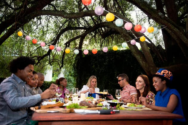 Friends gathered around party table  Copyright: xGrahamxdexLacy xGreatstockx PE-150-0104G