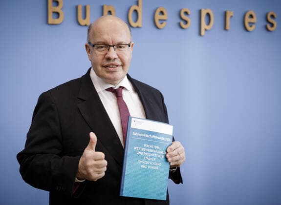 News Themen der Woche KW05 News Bilder des Tages Bundeswirtschaftsminister Peter Altmaier, CDU, bei der Vorstellung des Jahreswirtschaftsberichts 2020 und und des Kohleausstiegsgesetzes in der Bundespressekonferenz in Berlin. 29.01.2020. Berlin Deutschland *** Federal Economics Minister Peter Altmaier, CDU, at the presentation of the Annual Economic Report 2020 and the Coal Exit Act at the Federal Press Conference in Berlin 29 01 2020 Berlin Germany Copyright: xFelixxZahn photothek.netx