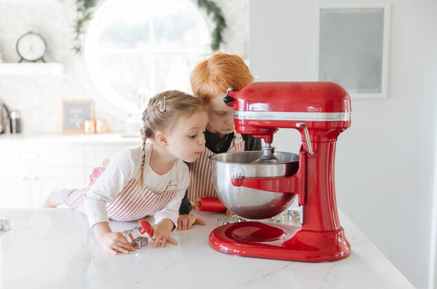IMAGO Creative: Haushaltsgeräte - Küchenmaschine Two toddlers baking christmas cookies looking in a mixer Courtenay, BC, Canada CR_EMYE191211E-250058-01