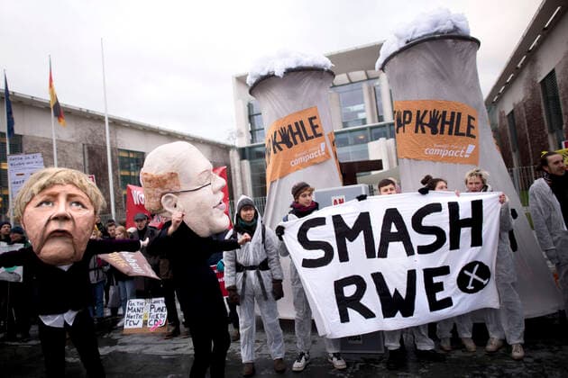 Kohleausstieg Demo DEU, Deutschland, Germany, Berlin, 29.01.2020 Demonstranten mit Masken von Bundeskanzlerin Angela Merkel und Peter Altmaier, Bundeswirtschaftsminister CDU, auf der Demonstration von Campact, Greenpeace, Bund unter dem Motto Klimaschutz Keine halben Sachen gegen den verzoegerten Kohleausstieg vor dem Bundeskanzleramt waehrend der Kabinettssitzung in Berlin. Protestaktion fuer einen radikalen Wandel der Klimapolitik, den Klimaschutz, der Einhaltung des 1,5-Grad-Ziels und dem Ausstieg aus der Kohlepolitik. Protesters with caricature heads of German Federal Chancellor Angela Merkel and Economy and Energy Minister Peter Altmaier, CDU, demonstrate against delays in phasing out coal energy in the country, in front of the Chancellery Office on January 29, 2020 in Berlin, Germany. Germany s coalition government agreed on a plan