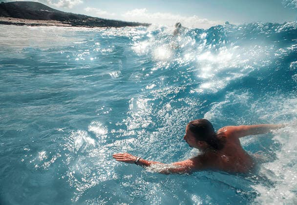 IMAGO Creative: Sommer Sport - Strand swimmer body surfs in hawaii big island, hawaii CR_JARA200103D-239745-01