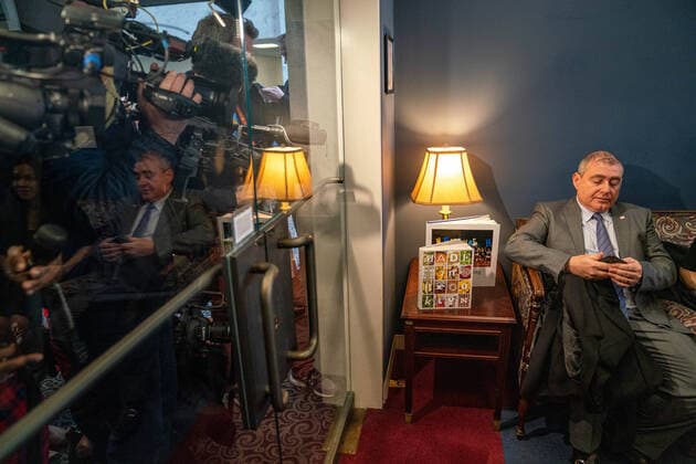 Bilder des Jahres 2020, News 01 Januar News Themen der Woche KW05 News Bilder des Tages Giuliani Associate Lev Parnas sits in the office of U.S. Sen. Minority Leader Chuck Schumer (D-NY) with his lawyer Joseph Bondy to get tickets to attend the Senate impeachment trial of President Donald J.Trump at the U.S. Capitol in Washington, DC on Wednesday, January 29, 2020. Trump is facing two articles of impeachment; abuse of power and obstruction of congress.  WAP20200129111 KENxCEDENO