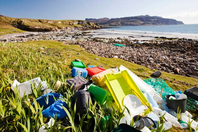 IMAGO Nature: Unsere Erde, Umweltverträgliche Herausforderungen, Plastikmüll Plastic rubbish washed up at the singing sands on the west coast of the Isle of Eigg, Scotland, UK. Glenbrittle, Scotland, United Kingdom CR_OQMH191212B-262533-01