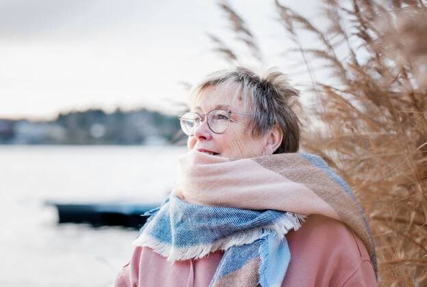IMAGO Creative: Internationaler Frauenmonat, Gesundheit, Frauen in der Menopause IMAGO Creative: Landleben - Alfresco, Draußen Portrait of woman in her 60 s looking happy sitting outside in fall. Stockholm, Stockholm County, Sweden CR_RABE191212-258682-01