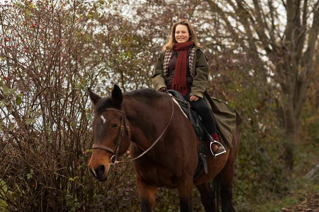 IMAGO Creative: Digitale Welt, Verzicht auf Technologie young horsewoman with a horse outeside riding Freiburg, BW, Germany CR_SIGO191121-247912-01