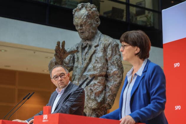 DEU, Deutschland, Berlin, 27.01.2020: Pressekonferenz der SPD-Vorsitzenden im Anschluss an die Sitzung des SPD-Parteivorstand. Norbert Walter-Borjans, SPD-Vorsitzender (li.) und Saskia Esken, SPD-Vorsitzende *** DEU, Germany, Berlin, 27 01 2020 Press conference of the SPD Chairwoman following the meeting of the SPD party executive Norbert Walter Borjans, SPD Chairwoman left and Saskia Esken, SPD Chairwoman