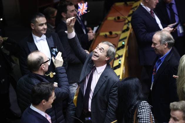 Bilder des Jahres 2020, News 01 Januar News Themen der Woche KW05 News Bilder des Tages (200129) -- BRUSSELS, Jan. 29, 2020 -- Member of the European Parliament and Brexit Party Leader Nigel Farage waves a British flag after the vote on the Withdrawal Agreement at the plenary session of the European Parliament in Brussels, Belgium, on Jan. 29, 2020. The European Parliament voted overwhelmingly on Wednesday to approve the Withdrawal Agreement between the European Union (EU) and the United Kingdom. ) BELGIUM-BRUSSELS-EU PARLIAMENT-UK-BREXIT-WITHDRAWAL AGREEMENT-APPROVAL ZhengxHuansong 