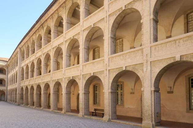 Vieille Charité (deutsch: Alte Charité ) in Marseille. Sie befindet sich im Zentrum des Panier-Viertels und dient heute als Museums- und Kulturzentrum. Sie beherbergt die archäologische Sammlung des Musée d’Archéologie Méditerranéenne und das Musée d’Arts Africains, Océaniens, Amérindiens.