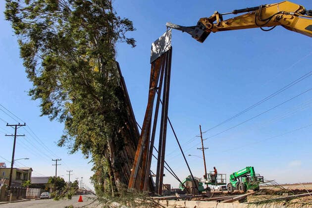 January 29, 2020 EUM20200129NAC07 JPG MEXICALI, BC WallMuro Wind January 29, 2020 Part of the border fence being built between Mexico and the United States, in the sections of Mexicali and City of Calexico, tilted due to strong winds Photo Agencia EL UNIVERSALJose Maria CardenasEELG  - ZUMAu78_ 20200129_zaf_u78_046 Copyright: xElxUniversalx