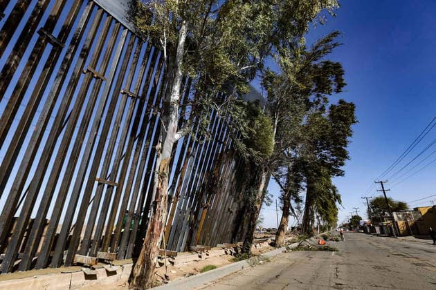 January 29, 2020 EUM20200129NAC08 JPG MEXICALI, BC WallMuro Wind January 29, 2020 Part of the border fence being built between Mexico and the United States, in the sections of Mexicali and City of Calexico, tilted due to strong winds Photo Agencia EL UNIVERSALJose Maria CardenasEELG  - ZUMAu78_ 20200129_zaf_u78_048 Copyright: xElxUniversalx