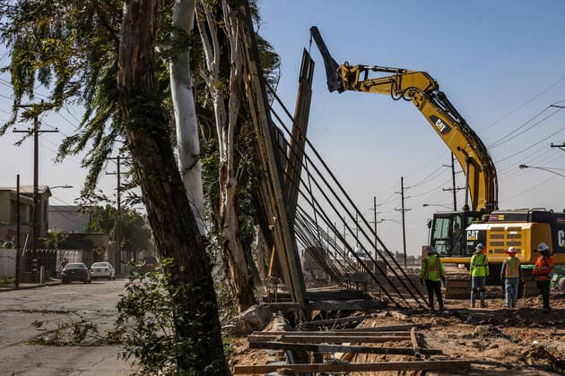 January 29, 2020 EUM20200129NAC19 JPG MEXICALI, BC WallMuro Wind January 29, 2020 Part of the border fence being built between Mexico and the United States, in the sections of Mexicali and City of Calexico, tilted due to strong winds Photo Agencia EL UNIVERSALJose Maria CardenasAFBV  - ZUMAu78_ 20200129_zaf_u78_094 Copyright: xElxUniversalx
