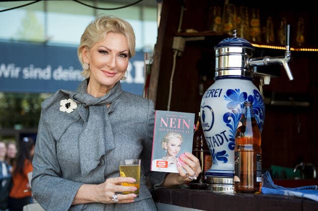 Buchmesse - Desiree Nick 12.10.2018 Frankfurt x1x 70. Buchmesse - Desiree Nick (61, Nein ist das neue Ja , Eden Books) am Apfelweinstand. Frankfurt Frankfurt Hessen Germany *** Book Fair Desiree Nick 12 10 2018 Frankfurt x1x 70 Book Fair Desiree Nick 61, No is the new Yes , Eden Books at the Apple Wine Stand Frankfurt Frankfurt Hessen Germany