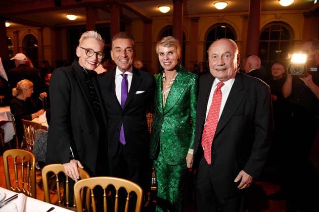 Roter Teppich Buchmesse 09.10.2018 Frankfurt x1x Roter Teppich zum 30.Geburtstag des Tigerpalast. Im Bild (l.r): Bärbel Schäfer, Michel Friedman, Sylvia von Metzler, Friedrich von Metzler Frankfurt Frankfurt Hessen Germany *** Red Carpet Book Fair 09 10 2018 Frankfurt x1x Red Carpet for the 30th Birthday of the Tigerpalast In the picture l r Bärbel Schäfer, Michel Friedman, Sylvia von Metzler, Friedrich von Metzler Frankfurt Hessen Germany