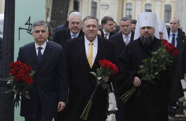 Bilder des Jahres 2020, News 01 Januar News Themen der Woche KW05 January 31, 2020, Kiev, Ukraine: US Secretary of State MIKE POMPEO (C), Ukrainian Foreign Minister VADYM PRYSTAIKO (L) and Metropolitan of the Orthodox Church of Ukraine EPIPHANIUS (R) lay a wreath at a memorial for soldiers killed in Eastern Ukraine conflict with pro-Russian separatists, in Kiev, Ukraine, on 31 January 2020. U.S. Secretary of State Mike Pompeo arrived to Kyiv, during a foreign trip from 29 January to 04 February to UK, Ukraine, Belarus, Kazakhstan and Uzbekistan. Kiev Ukraine - ZUMAg194 20200131_zap_g194_001 Copyright: xSergxGlovnyx