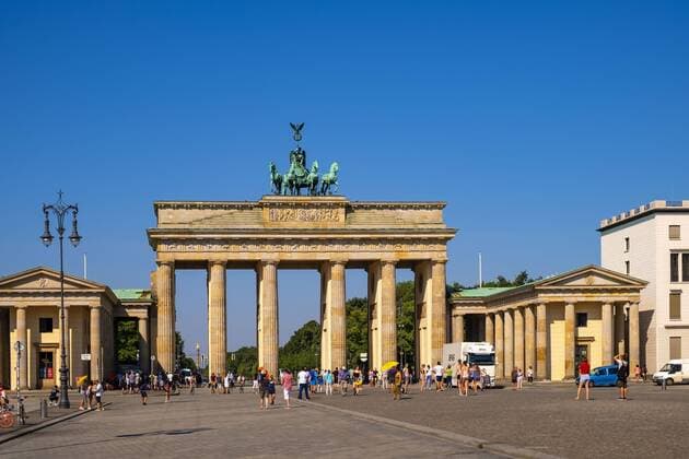 Berlin, Berlin state Germany - 2018 07 31: Panoramic view of the Brandenburg Gate - Brandenburger Tor - at Pariser Platz square in historic quarter of West Berlin  BEW1D6DB968