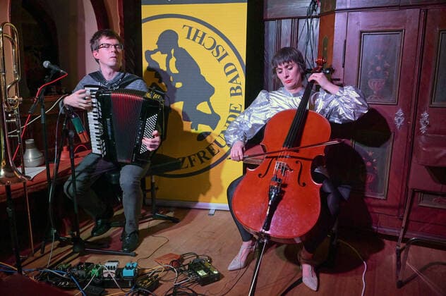 Jazzkonzert Jazzkammergut V, Sinfonia De Carnaval mit Anna Lang (Cello) & Alois Eberl, am 30.01.2020, in Bad Ischl (Weinhaus Attwenger), Österreich. Das Bild zeigt Alois Eberl an der Posaune und Cellistin Anna Lang am Cello spielend, vor einem Plakat der Jazzfreunde Bad Ischl. 2020 - Jazzkonzert Jazzkammergut V, Sinfonia De Carnaval mit Anna Lang (Cello) & Alois Eberl, im Weinhaus Attwenger in Bad Ischl, am 30.01.2020. *** Jazz concert Jazzkammergut V, Sinfonia De Carnaval with Anna Lang Cello Alois Eberl, on 30 01 2020, in Bad Ischl Weinhaus Attwenger , Austria The picture shows Alois Eberl on trombone and cellist Anna Lang playing the cello, in front of a poster of the Jazzfreunde Bad Ischl 2020 Jazz concert Jazzkammergut V, Sinfonia De Carnaval with Anna Lang Cello Alois Eberl, in the wine house Attwenger in Bad Ischl, on 30 01 2