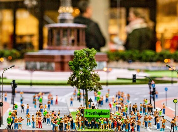 Miniature model of the Loveparade Rave the Planet, In the Mall of Berlin is the Straße des 17 Juni in scale 1 87, by Ernst Reuter Platz above the Victory Column The street is filled with hundreds of miniature figures With a donation you can become part of ravetheplanet A miniature figure stands symbolically for a donor An action with which the founder of the Loveparade wants to start