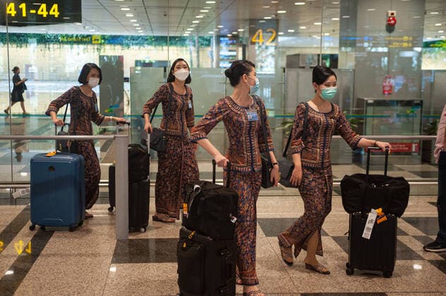 31 01 2020, Singapore, Republic of Singapore, Asia Singapore Airlines flight attendants on arrival at Changi airport wear respiratory masks to protect themselves from coronavirus infection