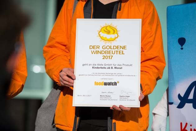 Food Watch awards the Golden Cream Puff to Alete 28 11 2017 Bad Homburg x1x Food Watch awards the Golden Cream Puff for the biggest woven lie to the company Alete The negative prize was awarded for the high sugar content in the Alete childrens cookie from the age of 8 months on The picture shows a demonstration train to Siemensstraße 21, headquarters of Alete Bad Homburg Bad Homburg Hessen Germany