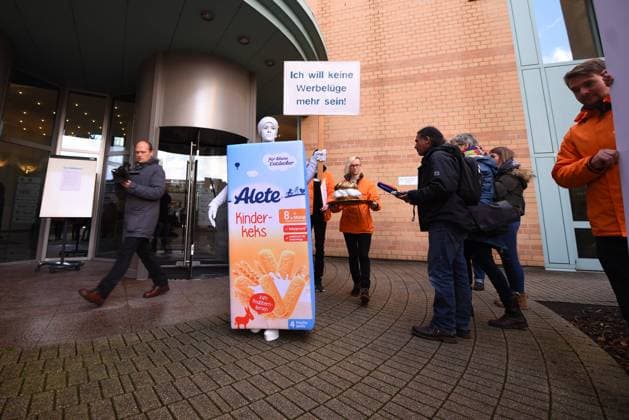 Food Watch awards the Golden Cream Puff to Alete 28 11 2017 Bad Homburg x1x Food Watch awards the Golden Cream Puff for the biggest woven lie to the company Alete The negative prize was awarded for the high sugar content in the Alete childrens cookie from the age of 8 months on The picture shows a demonstration train to Siemensstraße 21, headquarters of Alete Bad Homburg Bad Homburg Hessen Germany