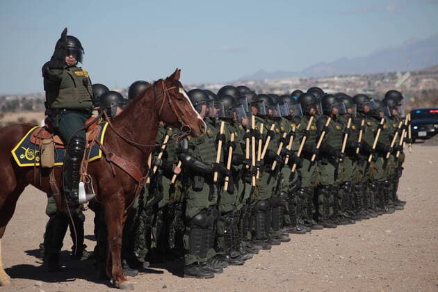 Mexico: Training strategies Migration agents, border patrol and ice agents, train strategies for containment in case a massive caravans of migrants tries to enter the United States. El Paso Texas Mexico Copyright: DavidxPeinado