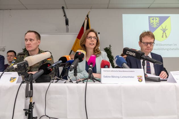 2020 Bilder des Jahres, News 02 Februar News Themen der Woche KW05 News Bilder des Tages February 1, 2020, Germersheim, Rheinland-Pfalz, Germany: Oberstlleutnant Peter Eckert (base commander), Dr. Thomas Gebhart (State Secretary to the Federal Minister of Health) Sabine BÅ tzing-LichtenthÅ ler.(State Minister of Social Affairs for Rhineland-Palatinate) address the press at the first German citizen infected with the Coronavirus press conference, SÅ¸dpfalz Barracks, Germersheim, Germany, 1 Feb 2020. Germersheim Germany  - ZUMAr152 20200201_zaa_r152_002 Copyright: xPaulxNeedhamx xRmvx