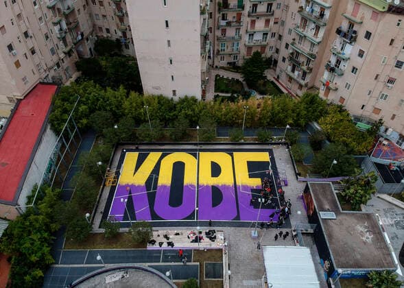 News Bilder des Tages Basketball court and murals of the former NBA star Kobe Bryant, in his memory, painted after death, in Naples 02 02 2020, Naples, Italy  Copyright: xSalvatorexLaportax xIPAx xKontrolabx