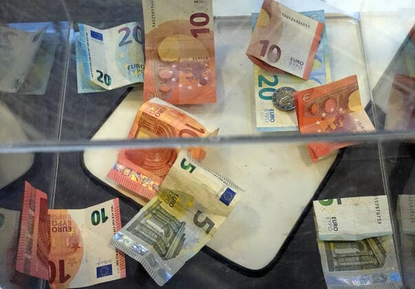 24.01.2020, Berlin, GER - Geldscheine in einer Spendenbox. (10 Euro, 10-Euroscheine, 20 Euro, 20-Euroscheine, 5 Euro, 5-Euroscheine, Alltag, Banknoten, Bargeld, Berlin, deutsch, Deutschland, Einheitswaehrung, Euro-Scheine, Europa, europaeisch, europaeische Waehrung, Euros, Euroscheine, Finanzwirtschaft, Geld, Geldscheine, Geldwirtschaft, Gemeinschaftswaehrung, Gesellschaft, gespendet, innen, Innenaufnahme, Kleingeld, Muenze, niemand, Papiergeld, QF, Querformat, Sammelbox, Sammeln, Scheine, Spende, Spenden, Spendenbox, Stilleben, Stillleben, Symbol, Symbolfoto, Symbolik, symbolisch, Waehrung, Westeuropa, Wirtschaft, Wohltaetigkeit, Zahlungsmittel) 200124D911BERLIN.JPG *** 24 01 2020, Berlin, GER Bank notes in a donation box 10 Euro, 10 Euro notes, 20 Euro, 20 Euro notes, 5 Euro, 5 Euro notes, everyday, banknotes, cash, Berlin, German, Ger