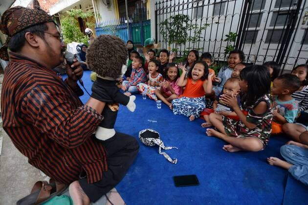 A storyteller Handoko and her puppet tell the story of the history of the Former First President of Indonesia in Surabaya, East Java, Indonesia, on February 2, 2020. (Photo by Julian Romadhon INA Photo Agency imago images) Indonesia: Handoko storyteller with her puppet in Surabaya 